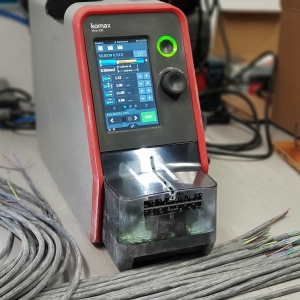 Naprava za posnemanje kablov in žic