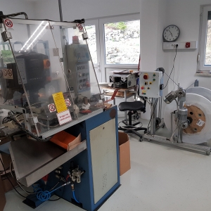 Delavnica (v ospredju naprava za razrez, posnemanje in kovičenje žic, v ozadju naprava za razrez in posnemanje kablov in odvijalec kablov)