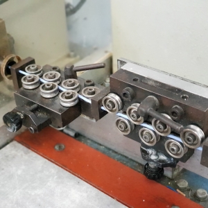 Del naprave za razrez, posnemanje in kovičenje žic